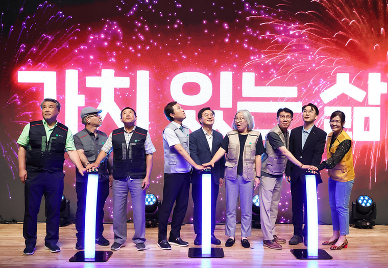 지난 7월25일 경기도청 대강당에서 열린 베이비부머 프런티어 발대식에서 김동연 경기도지사, 베이비부머 프런티어 대표 등이 기념 퍼포먼스를 하고 있다 <경기도 제공>