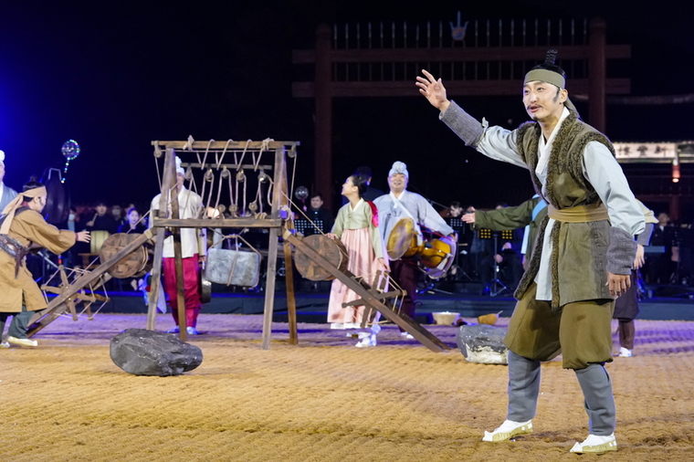 지난해 화성행궁 일원에서 진행된 ‘세계유산축전 수원화성’ 공연 프로그램 장면 <수원시 제공>