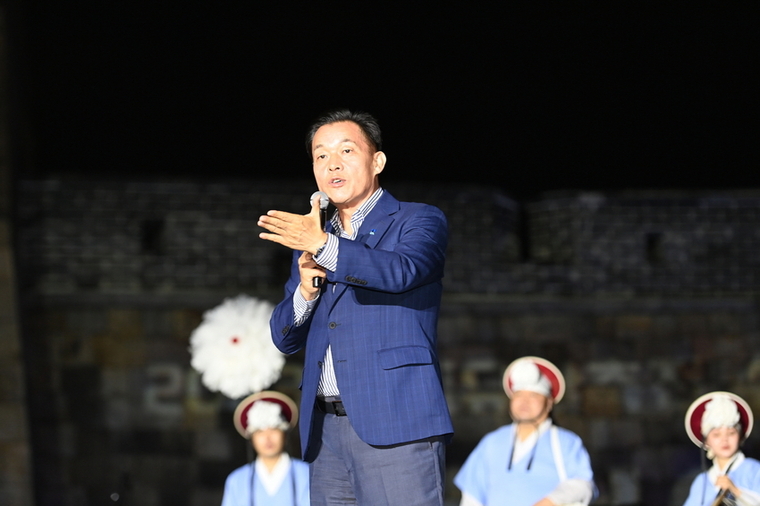 지난 23일 ‘세계유산축전 수원화성’ 개막식에서 이재준 수원특례시장이 인사말을 하고 있다 <수원시 제공>