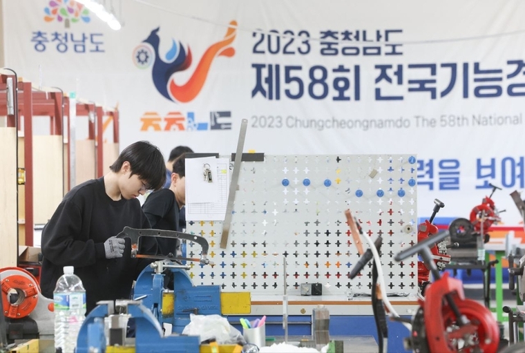 임태희 경기도교육감이 ‘제58회 전국기능경기대회’ 현장을 방문, 출전 학생들을 격려했다 <경기도교육청 제공>