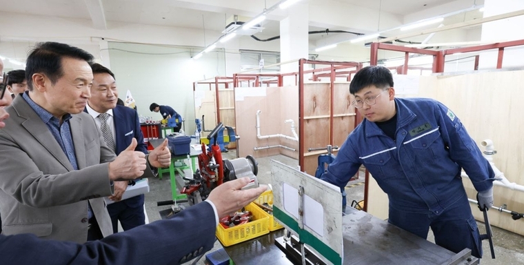 임태희 경기도교육감이 ‘제58회 전국기능경기대회’ 현장을 방문, 출전 학생들을 격려했다 <경기도교육청 제공>