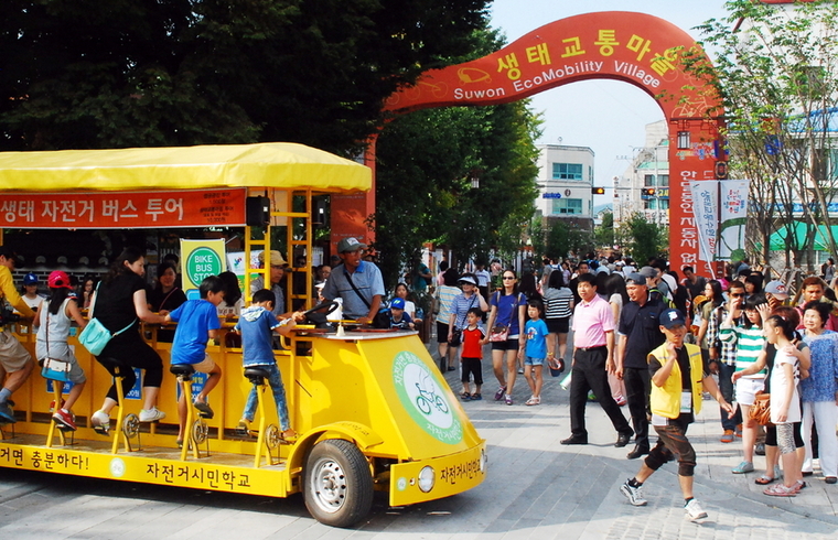  지난 2013년 9월 한 달 간 열렸던 '생태교통수원 2013 행사'에서 시민들이 자동차가 사라진 거리를 즐기고 있는 모습 <수원시 제공>