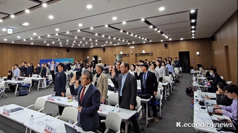 농림축산식품부가 가축방역관 자격을 비수의사로 하는 가축 전염병 예방법 개정안을 추진, 수의사들이 이를 반대하며 결의대회를 하고 있다 <강소하 기자>