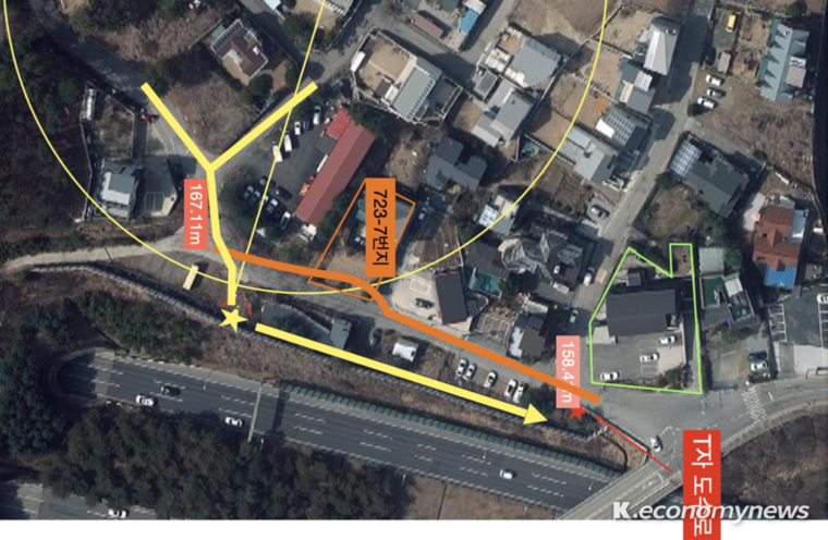 노란 별표시와 선이 용인시가 도로법을 위반하고 설치한 배수시설. 연두색 선 안 건물이 지난해 8월 침수피해를 당한 곳 <제보자 제공> 
