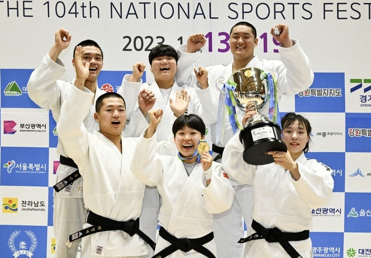 경기도교육청(교육감 임태희) 고등부 선수단이 ‘제104회 전국체육대회’에서 5년 만에 종합우승을 달성했다 <경기도교육청 제공>