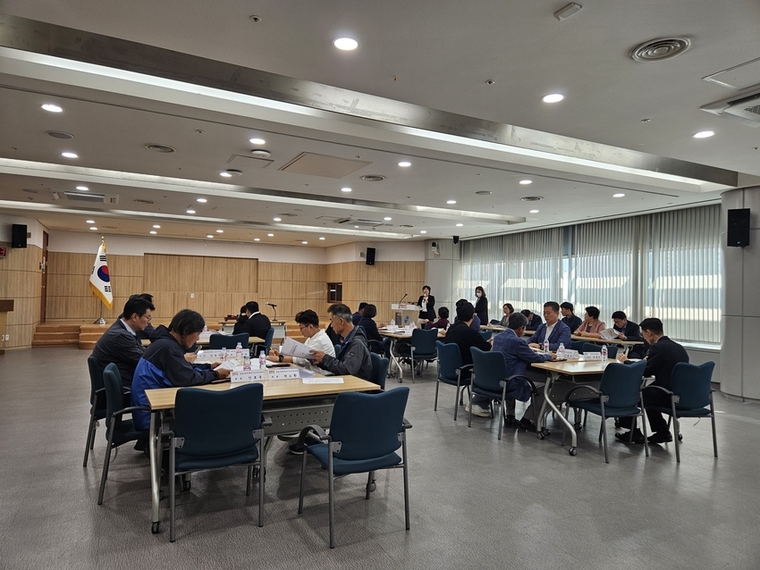 용인특례시 농업·농촌 및 식품산업정책심의회가 지난 11일 시청사에서 회의를 열고 제17회 용인시 농업인대상 수상자를 선정했다 <용인시청 제공>