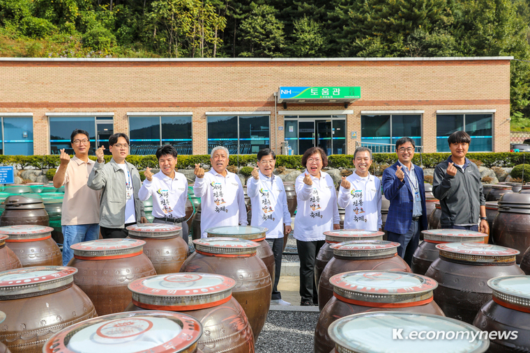  지평전통발효축제추진위원회 임원들이 모여 축제 성공을 다짐하고 있다. <전관영 기자>