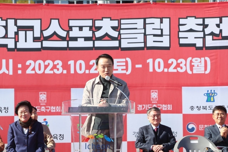 임태희 경기도교육감이 21일 이천종합운동장에서 개막한 '제16회 전국학교스포츠클랍 축전 축구 경기' 대회에서 인사말을 하고 있다 <경기도교육청 제공>
