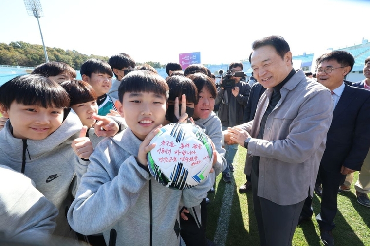 임태희 경기도교육감이 21일 이천종합운동장에서 열린 '제16회 전국학교스포츠클랍 축전 축구 경기' 대회에서 학생 선수들을 격려하고 있다 <경기도교육청 제공>