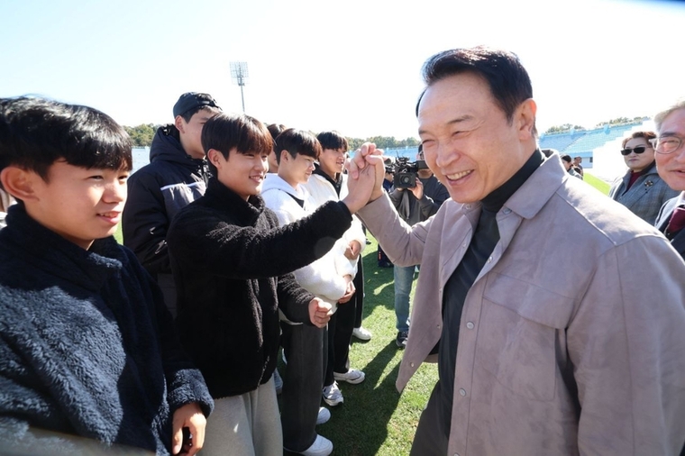 임태희 경기도교육감이 21일 이천종합운동장에서 열린 '제16회 전국학교스포츠클랍 축전 축구 경기' 대회에서 학생 선수들을 격려하고 있다 <경기도교육청 제공>