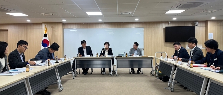 이채영 경기도의원이 독성 소독제 사용중단을 위해 관계 부서와 정담회를 가졌다 <경기도의회 제공>