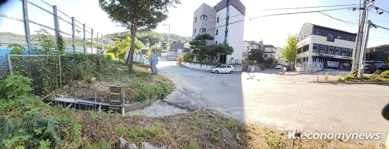 사진 11시 방향이 1번 사진의 위치. 사진의 중심이 순식간에 물에 차면서 3시 방향에 있던 A씨의 지하 작업장이 30여분 만에 완전히 물에 잠겼다 <강소하 기자> 