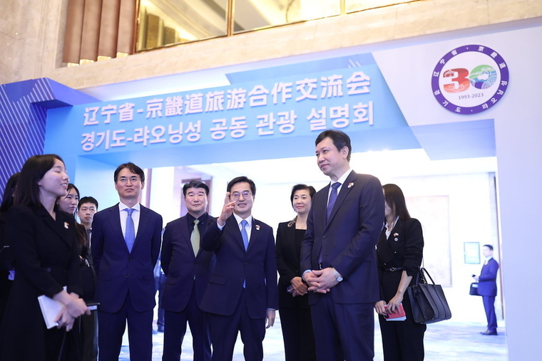 김동연 경기도지사가 경기도-랴오닝성 관광협력 교류회에 참석해 조원용 경기관광공사 사장과 진궈웨이 랴오닝성 부성장등과 대담을 하고 있다 <경기도 제공>