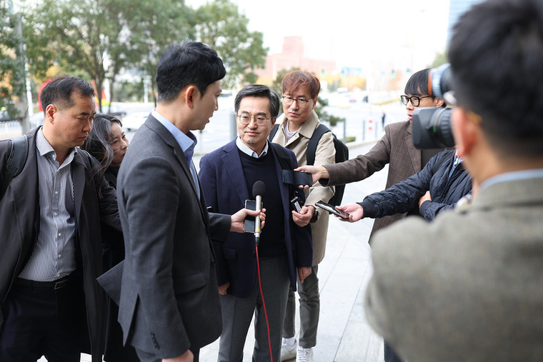 1일 오전 중국 콘레드호텔에서 김동연 경기도지사가 언론 브리핑을 하고 있다 <경기도 제공>