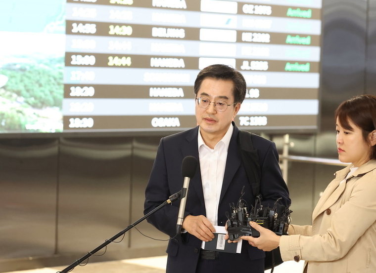 해외 순방을 마치고 돌아온 김동연 경기도지사가 김포국제공항에서 언론브리핑을 하고 있다 <경기도 제공>