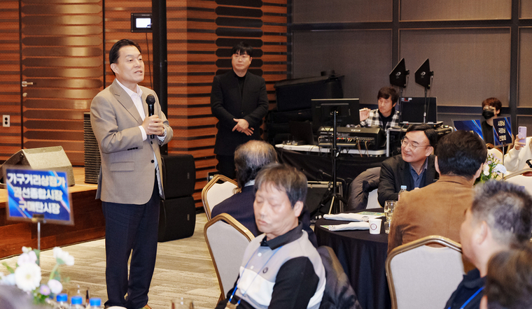 전통시장 상인리더 역량강화 워크숍에서 발언하고 있는 이재준 시장 <수원특례시 제공>