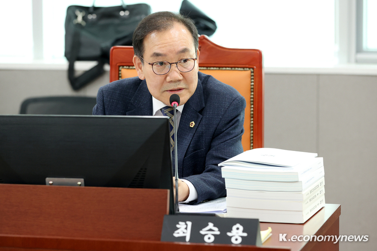 최승용 경기도의원이 경기아트센터 행정사무감사를 통해 "내년엔 공동주택을 위한 찾아가는 문화예술공연을 추진하겠다"는 확답을 받았다 <경기도의회 제공> 