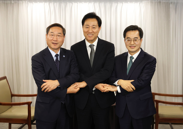16일 오후 서울 한국프레스센터에서 유정복 인천광역시장, 오세훈 서울특별시장, 김동연 경기도지사가 기념촬영을 하고 있다 <경기도 제공>