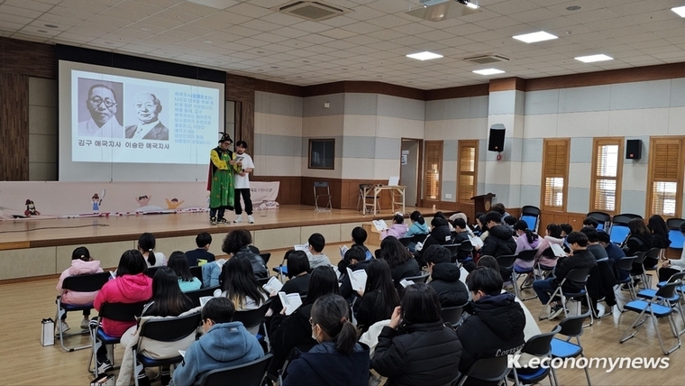광복회 수원시지회가 마련한 스토리텔링 방식의 역사교육에 참석한 학생들이 강사들의 설명에 따라 진지한 모습으로 교재를 보고 있다 <강소하 기자> 