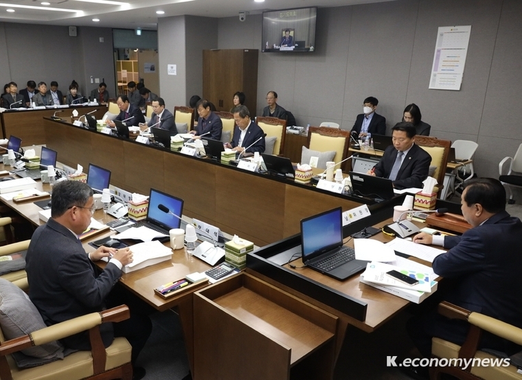 경기도의회 농정해양위원회가 도 축산동물복지국 대상 행정사무감사를 진행하고 있는 모습 <경기도의회 제공>