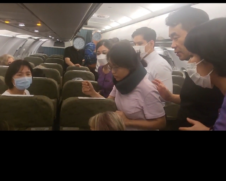 수원마을 의료봉사단 의료진이 기내에서 응급환자를 살펴보고 있는 모습 <수원시 제공>