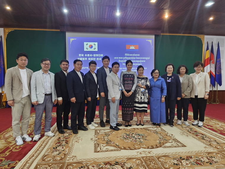 지난 10~12일까지 캄보디아 시엠립주 수원마을에서 의료봉사를 펼쳤던 황인국 제2부시장(왼쪽에서 5번째)등 ‘수원시 의료봉사단’ 모습 <수원시 제공>