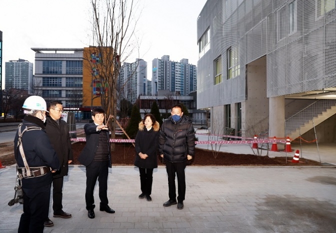 운정보건소 신청사를 방문 시설 안전 및 이전 준비상황을 점검하고 있는 김진기 파주부시장(가운데) <파주시 제공>
