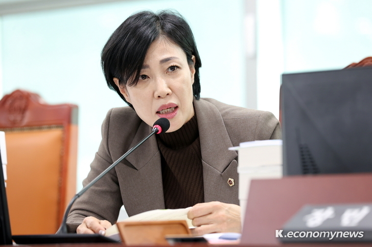 이경혜 경기도의원이 중앙협력본부에 대해 예산을 정확히 산출해 상정하라고 질타했다 <경기도의회 제공>