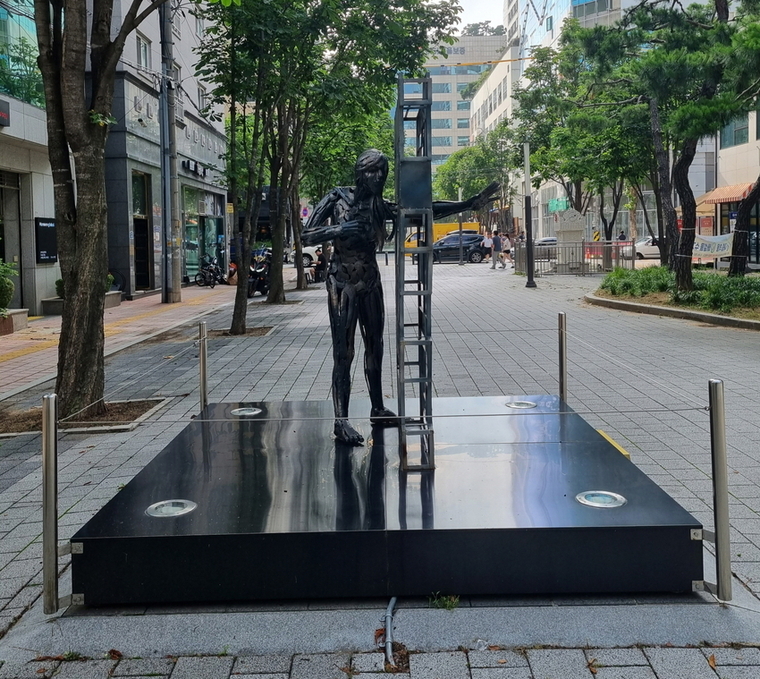 국제자매도시 테마거리에 설치된 톨루카시 상징 조형물 모습 <수원특레시 제공>