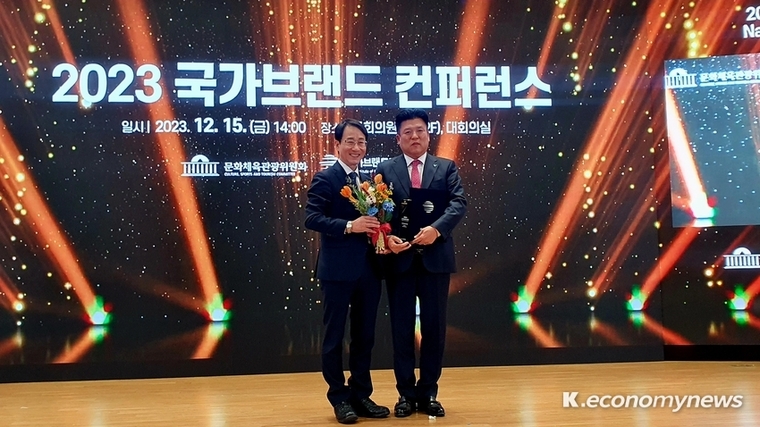 반려견 전용 멤버십 토탈 서비스 기업인 ㈜위드랜드(대표 이규봉)가 '2023 국가브랜드 콘퍼런스'에서 미래산업부문 대상을 받았다 <위드랜드 제공>