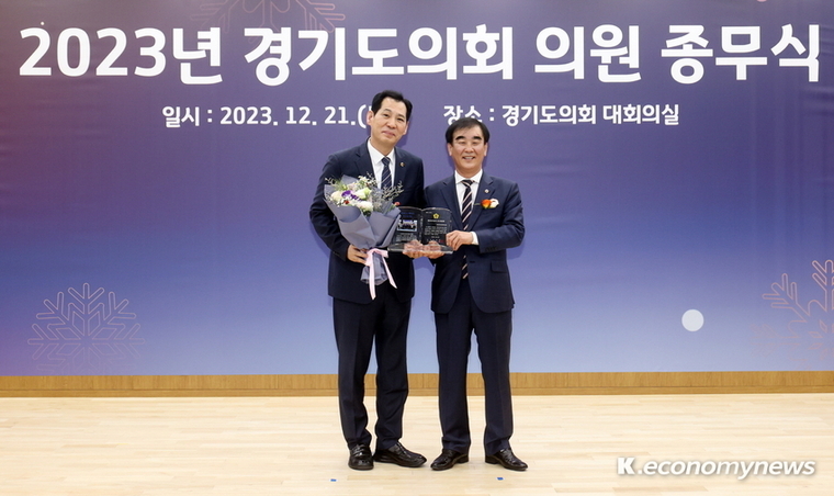 이영봉 문화체육관광위원회 위원장(왼쪽)과 염종현 경기도의회 의장이 기념촬영을 하고 있다 <경기도의회 제공>