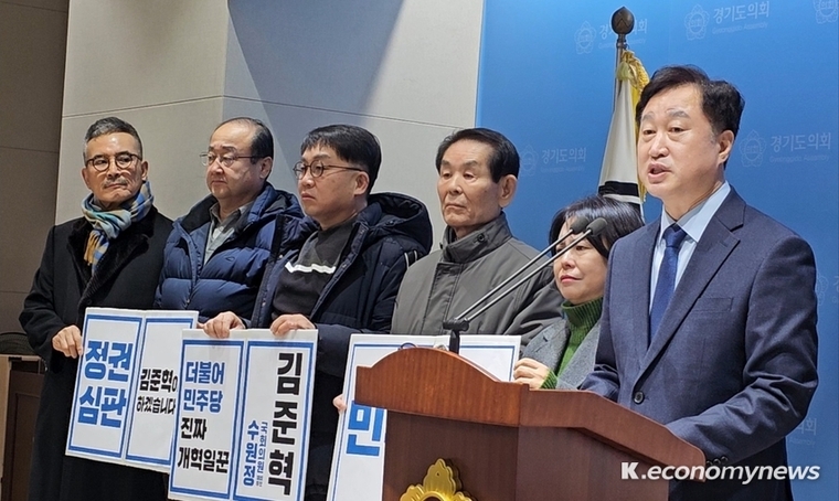 ‘수원 토박이’ 김준혁 교수(한신대)가 제22대 국회의원 출마 기자회견을 갖고 수원정 선거구 도전을 공식 선언했다 <강소하 기자>