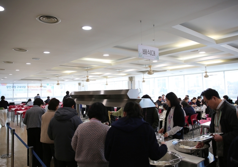 '장안미소' 구내식당에서 행복한 점심을 하고 있는 직원들 모습 <수원시 장안구 제공>
