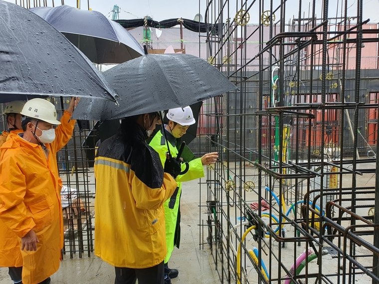 용인특례시 관계자가 지난해 8월 공동주택 현장 합동점검을 하고 있는 모습 <용인특례시 제공>