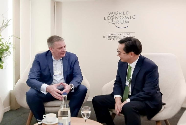 현지시간 16일 오전 김동연 도지사가 다보스포럼에 참석해 카이 베크만 (Kai Beckmann) Merck CEO와 면담을 하고있다 <경기도 제공>