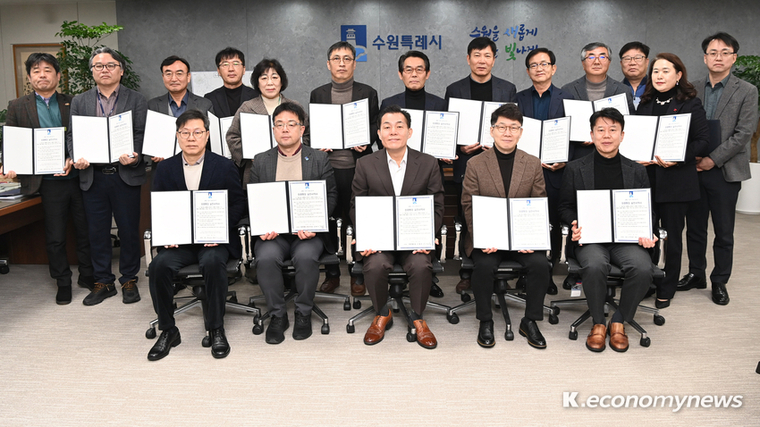 이재준 수원시장(앞줄 가운데), 김현수 제1부시장(앞줄 왼쪽 2번째), 황인국 제2부시장(앞줄 오른쪽 2번째)과 간부 공무원들이 청렴행정 실천 서약서에 서명한 후 기념촬영을 하고 있다 <수원시청 제공>