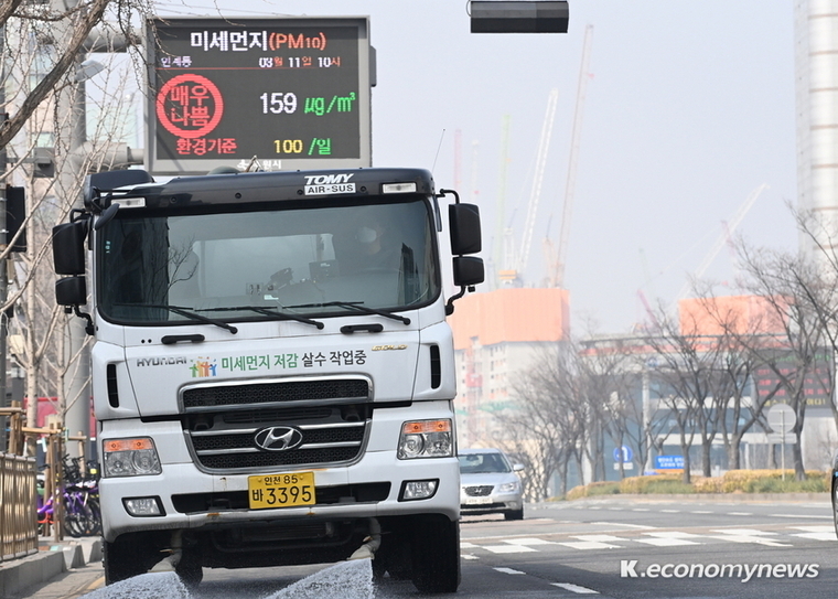 수원지역 한 도로에서 미세먼지 저감을 위한 살수 작업이 이뤄지고 있다 <수원시청 제공>