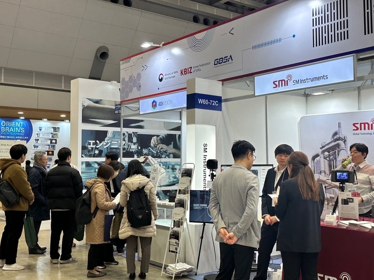'일본 도쿄 스마트팩토리 엑스포'에서 기업 관계자와 참관객들이 한국관을 찾아 문의 및 상담을 진행하고 있다 <경과원 제공>