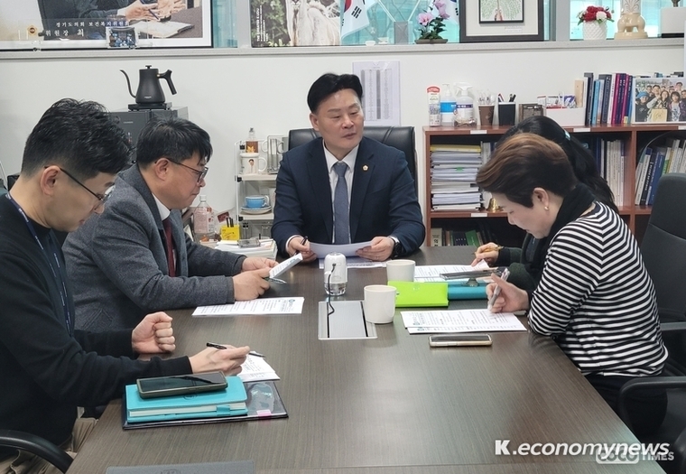 경기도의회 보건복지위원회 최종현 위원장과 김재훈 부위원장이 ‘장애인 보조견 보급 활성화’를 위한 센터 건립을 주제로 경기도 장애인복지과와 정담회를 가졌다. <경기도의회 제공>