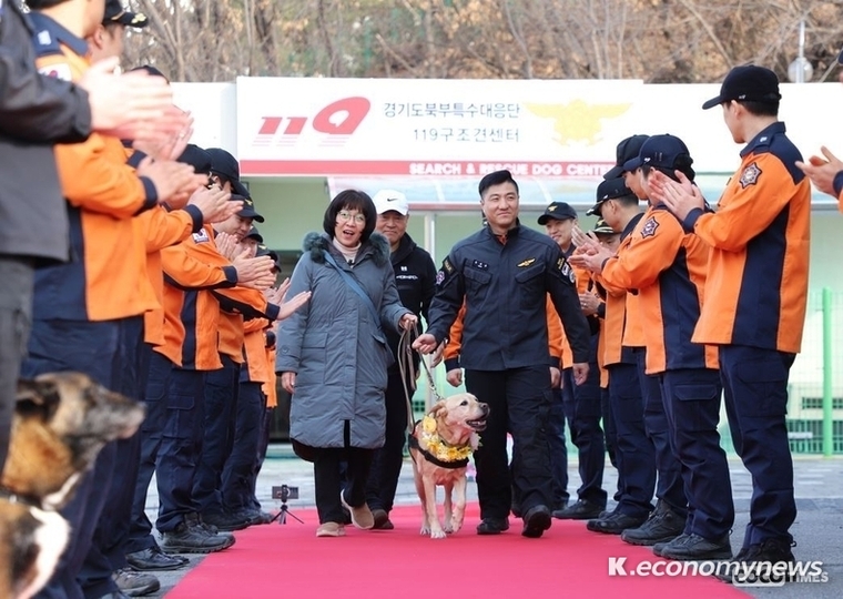 경기도북부특수대응단에서 인명구조견으로 활동한 ‘아롱’이가 은퇴, 강원도 고성군에서 반려견의 삶을 시작한다. <경기도청 제공>