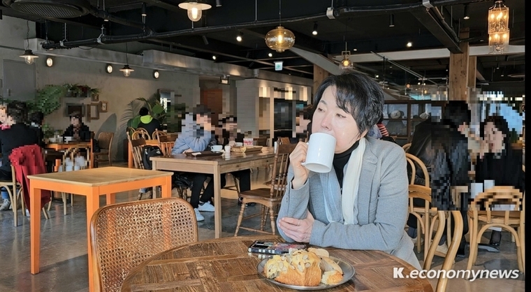 국내 최정상 가수 최진희가 경기도 의왕 백운호수 인근에 가오픈한 아트카페에서 차를 마시고 있는 모습 <강소하 기자>