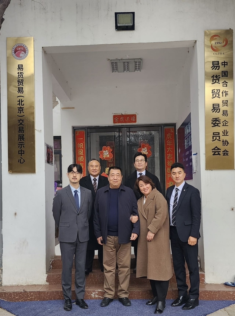 <임명식이 끝난뒤 ‘중국합작무역기업협회’앞에서 함께 하고 있는 모습/(주)자운 제공>