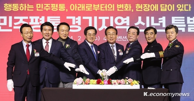임태희 경기도교육감(사진 왼쪽에서 세 번째)이 7일 민주평화통일자문회의 경기지역회의 신년인사회에 참석했다 <경기도교육청 제공>