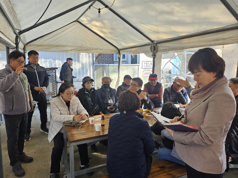 '새빛민원실' 베테랑팀장들이 하광교동 주민들과 이야기를 나누고 있는 모습 <수 원시 제공>
