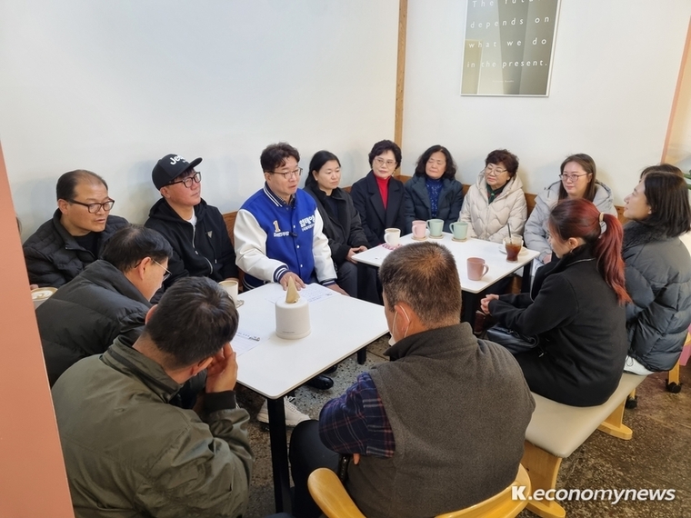 더불어민주당 염태영 수원무 국회의원 예비후보가 현장 소통 릴레이 프로그램 ‘반반 무많이’의 첫 행사를 세류동에서 개최했다 <염태영 예비후보측 제공>