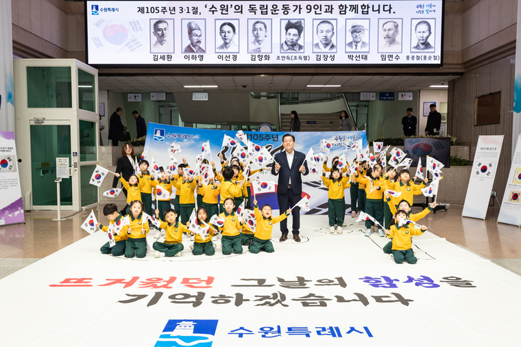 이재준 시장이 원생들과 함께 하고 있는 모습 <수원시 제공>