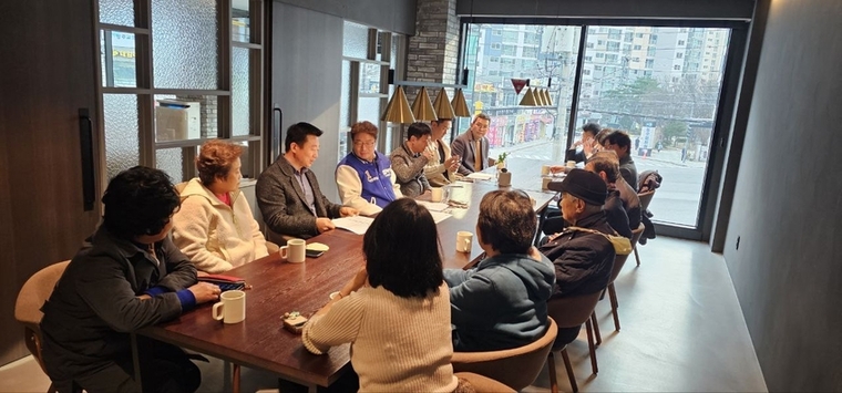 민주당 염태영 후보(사진 앞줄 왼쪽에서 4번째)가 수원시민들과 현장 소통을 이어 나가고 있는 모습 <모두를 위한 캠프 제공>