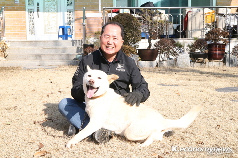 김현광 수원문화재단 대표이사와 반려가족 ‘새봄’이 <최재우 기자>