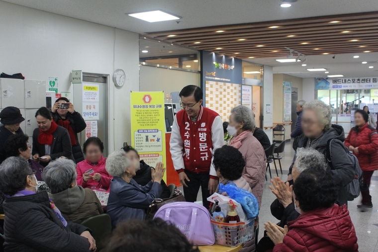 버드내복지관을 방문한 방문규 후보가 어르신들과 인사를 나누고 있는 모습 <방문규 선대본부 제공>