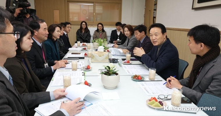 임태희 경기도교육감이 늘봄학교 운영 현황을 점검하기 위해 파주 동패초등학교를 방문, “아이들을 위해선 뭐든지 할 수 있다”고 강조했다 <경기도교육청 제공>